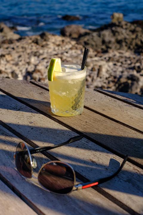 Amaretto Sour am Strand mit Prada Sonnenbrille