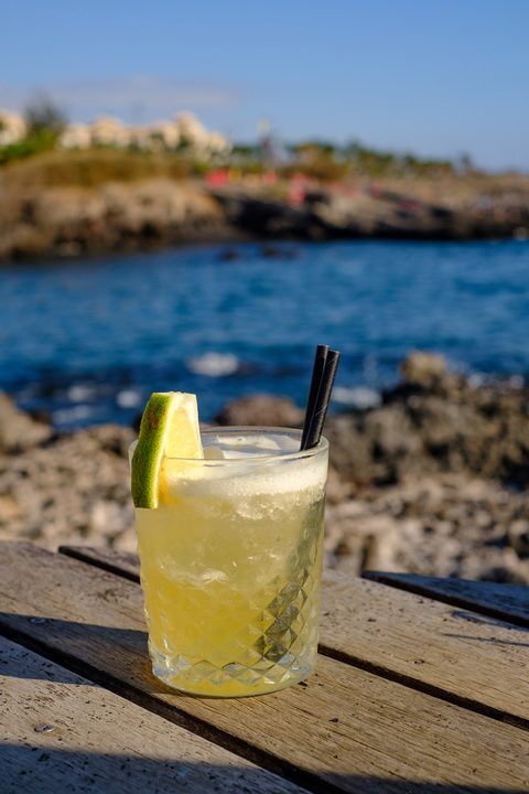 Amaretto Sour Hochformat am Strand Nahaufnahme