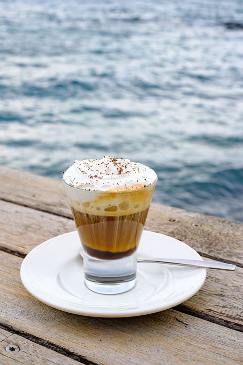 Barraquito oder Zaperoco Meer Hintergrund am Strand in Teneriffa