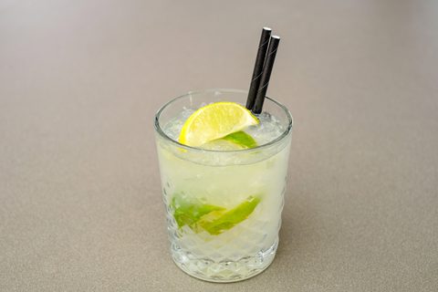 Caipirinha Cocktail am Tisch