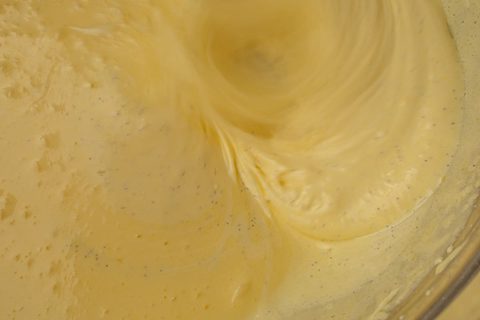 Schaumig rühren von Eigelb, Zucker und Vanille