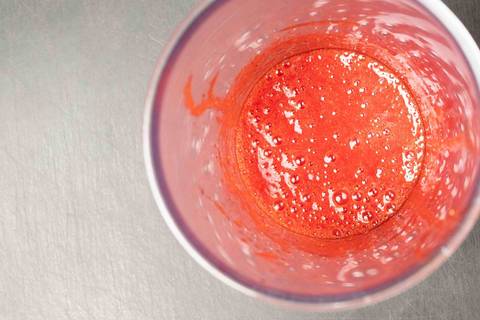 Erdbeer-Daiquiri im Mixbecher zubereiten