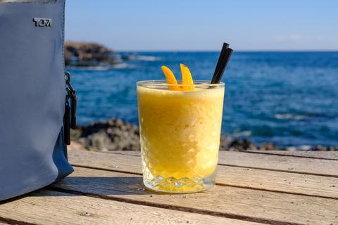 Frozen Mango Daiquiri mit Tumi Reisegepäck am Strand