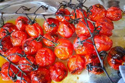 Karamellisierte, geschmorte Tomaten nahaufnahme