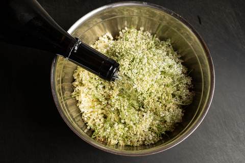 Holunderblüten für Bowle mit Wein übergießen