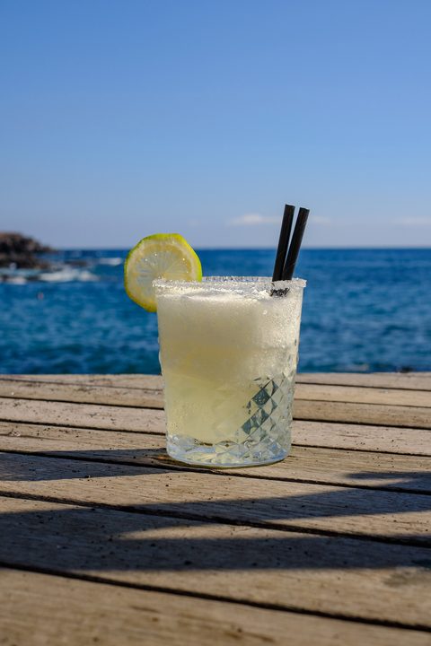 Lemon-Drop-Cocktail Hochformat Schattenwurf