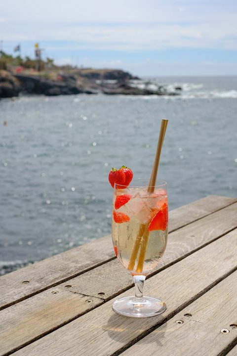 Lillet Wildberry am Stranddeck mit Meer-Hintergrund