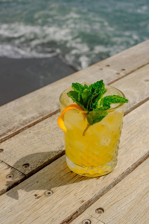 Mai Tai Cocktail Hochformat Schattenwurf links