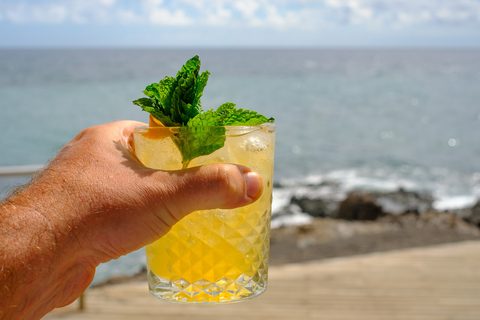 Mai Thai Cocktail in der Hand Meer Hintergrund