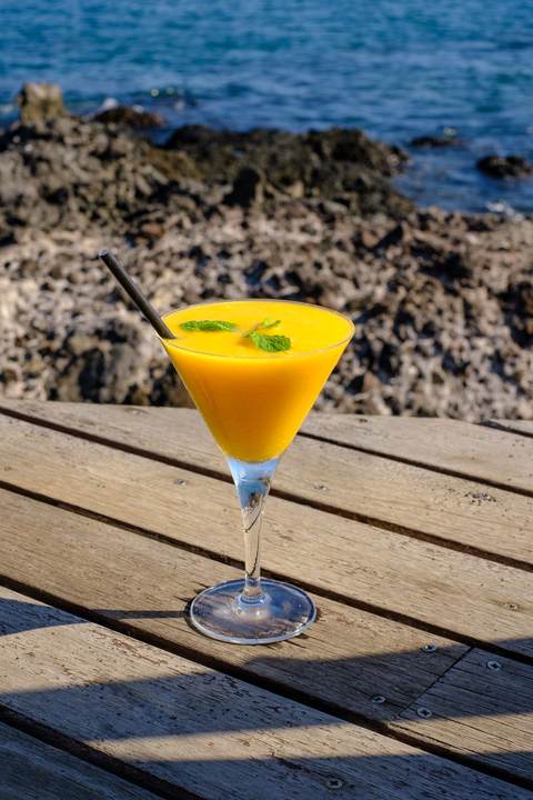 Mango-Mojito-Cocktail am Strand serviert