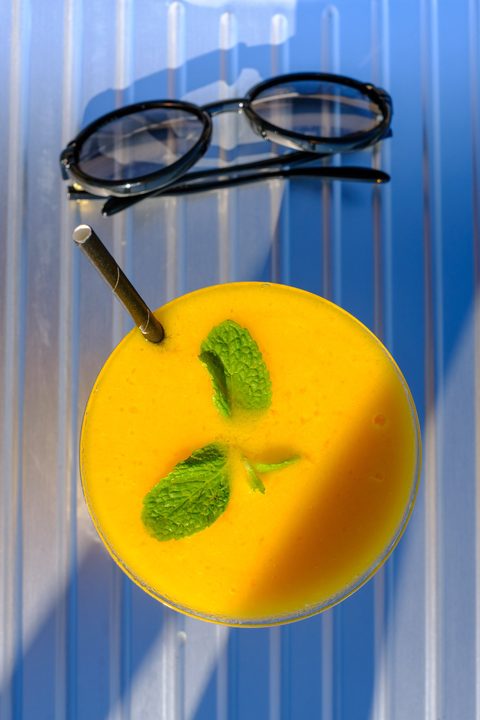 Mango-Mojito-Cocktail von oben Nahaufnahme