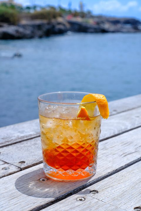 Old Fashioned Cocktail am Strand