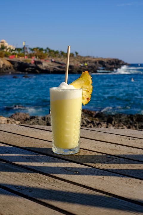 Pina Colada Cocktail mit Schattenwurf