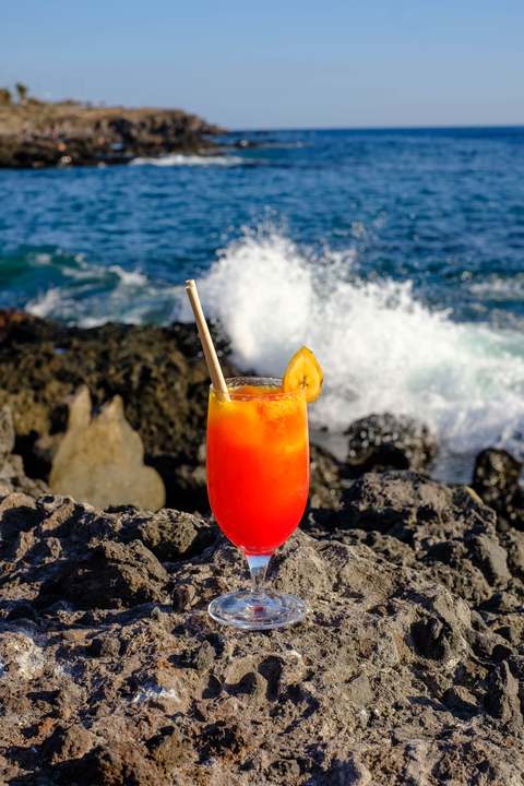San Francisco Cocktail Bild im Hochformat mit Meer und Welle am Strand Hintergrund