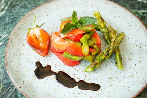 Spargelsalat mit Erdbeeren