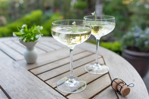 Waldmeisterbowle im Detail – klare Farben und frischer Waldmeister